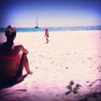 Alexandra Rosenfeld : Nostalgique de ses vacances à la plage avec sa fille Ava !