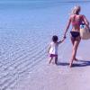 Alexandra Rosenfeld et sa petite Ava à la plage