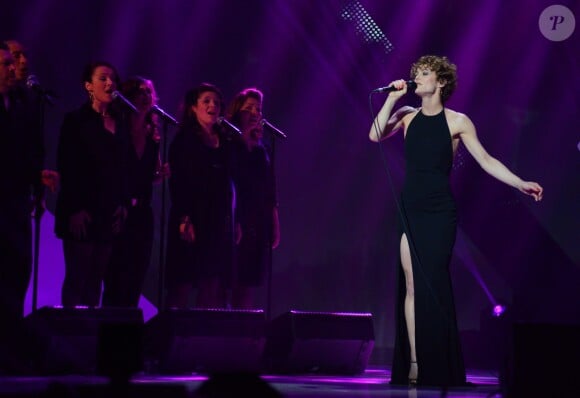 Vanessa Paradis chantant La Chanson des vieux cons lors de la 29e cérémonie des Victoires de la Musique, au Zénith de Paris le 14 février 2014