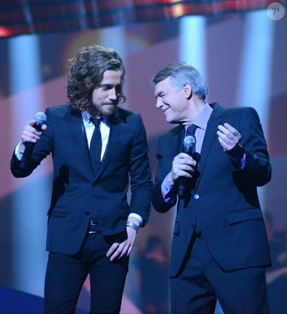 Julien Doré et Salvatore Adamo ont chanté Laisse mes mains sur tes hanches lors de la 29e cérémonie des Victoires de la Musique, le 14 février 2014 au Zénith de Paris.