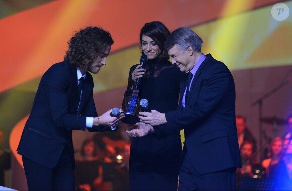 Salvatore Adamo a reçu des mains de Julien Doré une Victoire d'honneur lors de la 29e cérémonie des Victoires de la Musique, le 14 février 2014 au Zénith de Paris.
