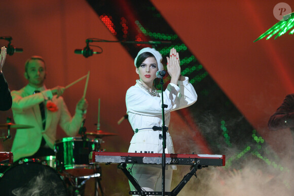 La Femme interprète Sur la planche lors de la cérémonie des 29e Victoires de la Musique au Zénith de Paris le 14 février 2014