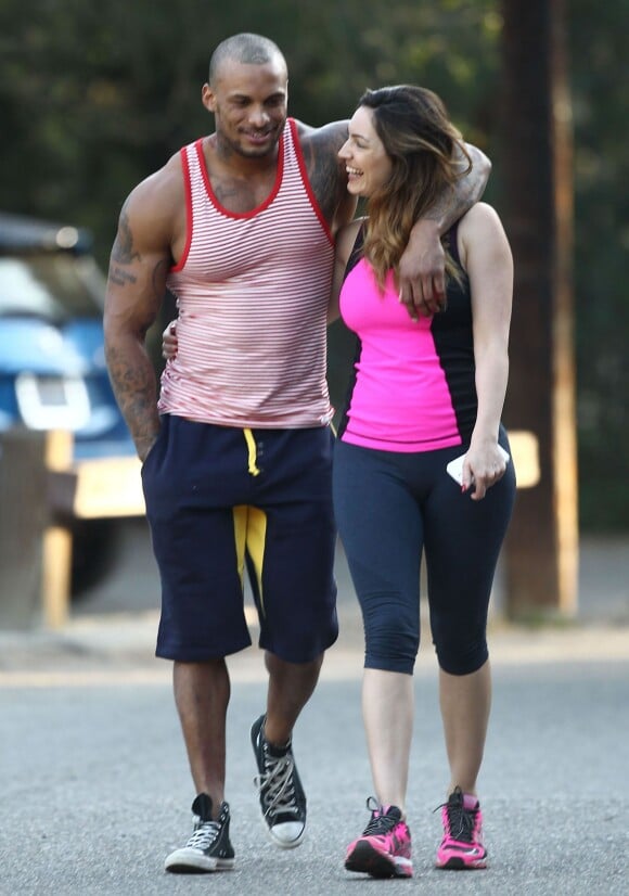 Kelly Brook et son petit ami David McIntosh, très souriants, se baladent pour la Saint-Valentin sur les hauteurs de Franklin Canyon Park à Los Angeles, le 14 février 2014.