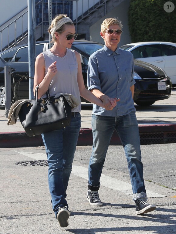 Ellen Degeneres et Portia de Rossi se baladent, main dans la main, le jour de la Saint-Valentin à West Hollywood, le 14 février 2014.