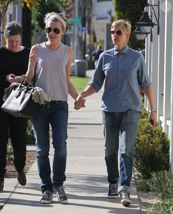L'animatrice Ellen Degeneres et Portia de Rossi se baladent, main dans la main, le jour de la Saint-Valentin à West Hollywood.