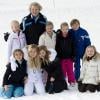 La princesse Beatrix entourée de ses petits-enfants. La famille royale des Pays-Bas au complet a donné rendez-vous à la presse le 17 février 2014 pour la séance photo officielle de son séjour aux sports d'hiver à Lech am Arlberg, en Autriche. Là où, deux ans plutôt, le prince Friso d'Orange-Nassau était piégé par une avalanche fatale.