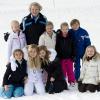 La princesse Beatrix posant avec tous ses petits-enfants. La famille royale des Pays-Bas au complet a donné rendez-vous à la presse le 17 février 2014 pour la séance photo officielle de son séjour aux sports d'hiver à Lech am Arlberg, en Autriche. Là où, deux ans plutôt, le prince Friso d'Orange-Nassau était piégé par une avalanche fatale.