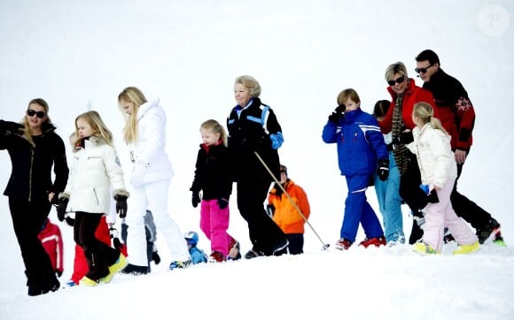 La famille royale néerlandaise au complet et bien en ligne donnait rendez-vous à la presse le 17 février 2014 pour la séance photo officielle de son séjour aux sports d'hiver à Lech am Arlberg, en Autriche. Là où, deux ans plutôt, le prince Friso d'Orange-Nassau était piégé par une avalanche fatale.
