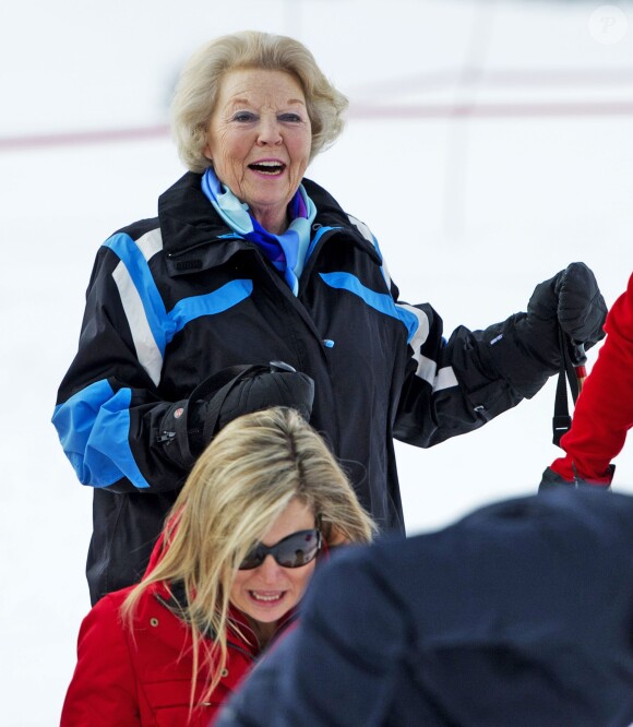 La princesse Beatrix aux anges entourée des siens. La famille royale néerlandaise au complet donnait rendez-vous à la presse le 17 février 2014 pour la séance photo officielle de son séjour aux sports d'hiver à Lech am Arlberg, en Autriche. Là où, deux ans plutôt, le prince Friso d'Orange-Nassau était piégé par une avalanche fatale.