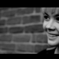 Sophie-Tith (Nouvelle Star) : Blonde platine dans son clip ''Enfant d'ailleurs''