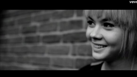 Sophie-Tith (Nouvelle Star) : Blonde platine dans son clip ''Enfant d'ailleurs''