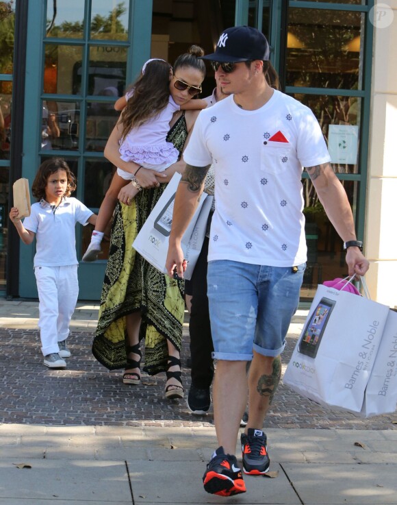 Jennifer Lopez va faire du shopping chez Barnes & Noble avec son petit ami Casper Smart et ses enfants Max et Emme à Calabasas, le 14 septembre 2013.