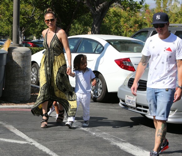 Jennifer Lopez va faire du shopping chez Barnes & Noble avec son petit ami Casper Smart et ses enfants Max et Emme à Calabasas, le 14 septembre 2013.