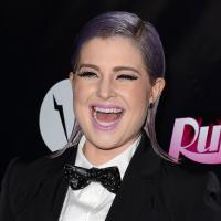 Kelly Osbourne : Look androgyne pour une soirée drag queen
