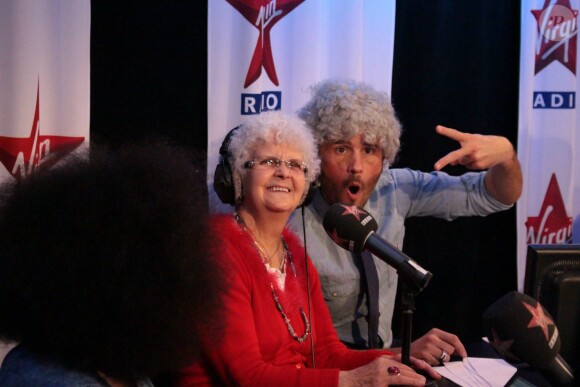 Christophe Beaugrand et Lucienne, de la matinale de Virgin Radio, dans les locaux de la radio, mercredi 19 février 2014.