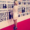 Caroline Receveur : superbe en direct des Brit Awards 2014, le 19 février 2014 à Londres