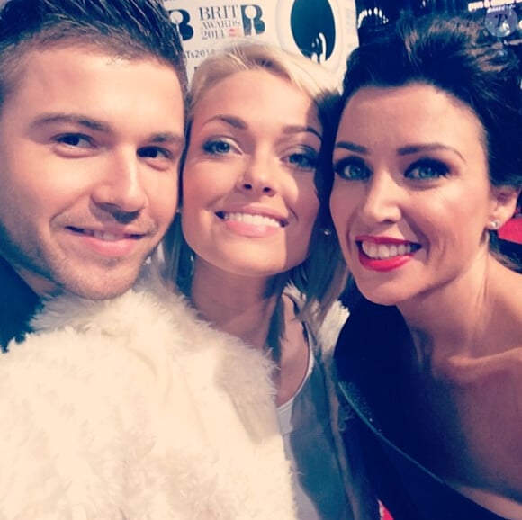 Caroline Receveur : ravissante en direct des Brit Awards 2014, le 19 février 2014 à Londres, avec Dannii Minogue et Antoni Ruiz