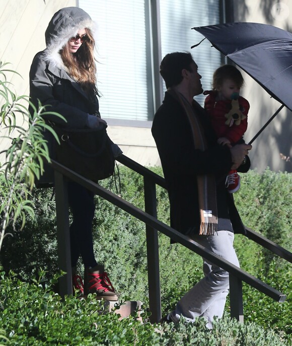 Exclusif - Megan Fox, enceinte, et son mari Brian Austin Green emmènent leur fils Noah déjeuner au restaurant "Beverly Glen Plaza" à Beverly Glen, le 7 décembre 2013