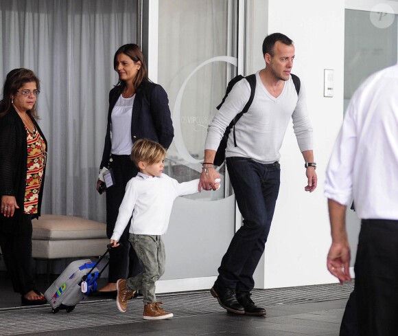 Le chanteur Ricky Martin arrive à Carrasco International Airport avec ses fils Matteo et Valentino et son ami et manager Jose Vega à Montevideo, Uruguay, le 19 février 2014.