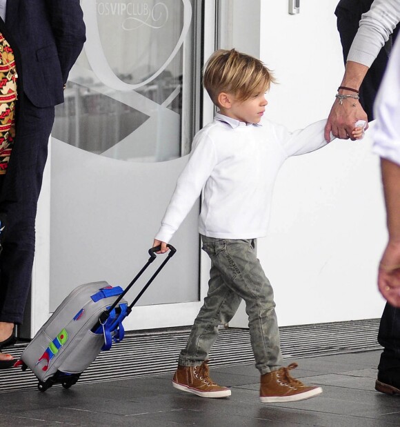 Ricky Martin arrive à Carrasco International Airport avec ses fils Matteo et Valentino et son ami et manager Jose Vega à Montevideo, Uruguay, le 19 février 2014.