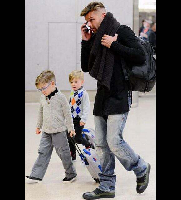 Ricky Martin et ses fils Matteo et Valentino, à l'aéroport de Los Angeles, le 6 janvier 2014.