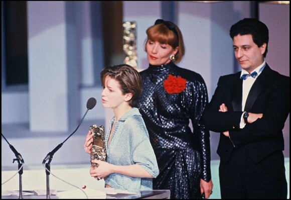 Laure Marsac recevant le César du meilleur espoir pour La Pirate en 1985, en présence de Stéphane Audran et Christian Clavier