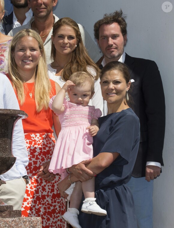La princesse Madeleine de Suède et son mari Chris O'Neill avec la princesse Victoria et sa fille la princesse Estelle à Solliden le 15 juillet 2013