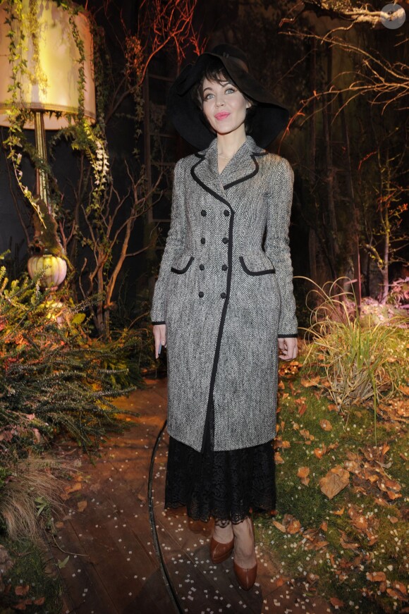 Ulyana Sergeenko assiste au défilé Dolce & Gabbana automne-hiver 2014-15 à Milan. Le 23 février 2014.
