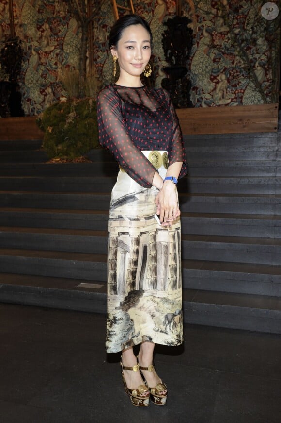 L'actrice chinoise Bai Baihe assiste au défilé Dolce & Gabbana automne-hiver 2014-15 à Milan. Le 23 février 2014.