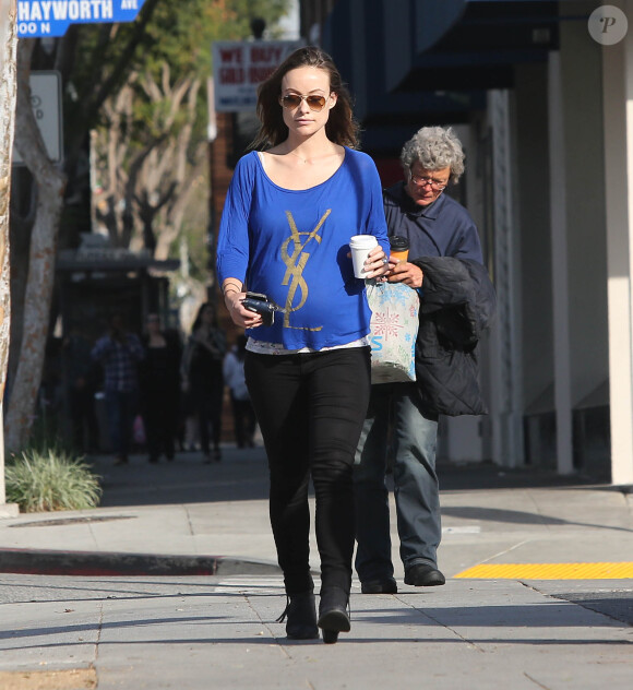 Olivia Wilde, enceinte, promène son chien dans la rue à Los Angeles, le 20 février 2014.