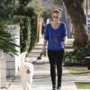 Olivia Wilde, enceinte, promène son chien dans la rue à Los Angeles, le 20 février 2014.