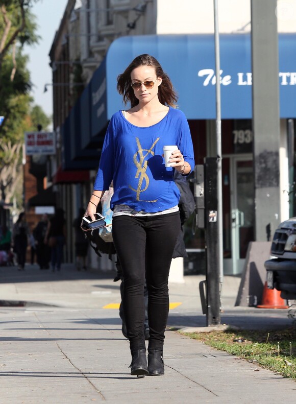 Olivia Wilde, enceinte, promène son chien à Beverly Hills, le 20 février 2014..