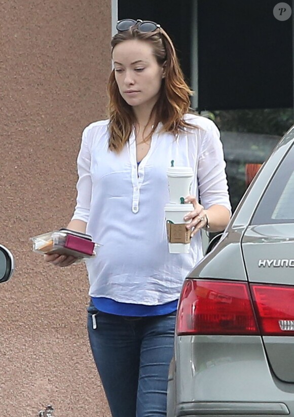 Olivia Wilde, enceinte, va prendre un café au Starbucks à Studio City, le 11 février 2014.