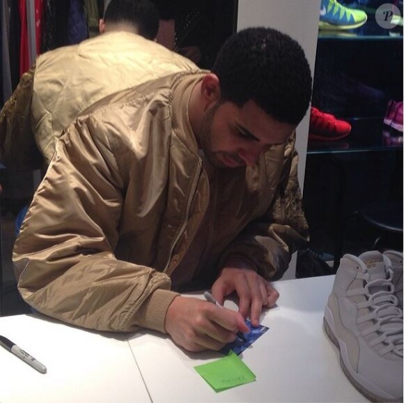 Drake s'est présenté à un meet & greet dans la boutique Colette. Paris, le 24 février 2014.