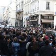 Une foule considérable s'est rassemblée près de la boutique Colette, sur la rue Saint Honoré dans le 1er arrondissement. Drake y a fait une apparition pour un meet &amp; greet.