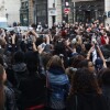 Une foule considérable s'est rassemblée près de la boutique Colette, sur la rue Saint Honoré dans le 1er arrondissement. Drake y a fait une apparition pour un meet & greet.