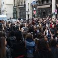 Une foule considérable s'est rassemblée près de la boutique Colette, sur la rue Saint Honoré dans le 1er arrondissement. Drake y a fait une apparition pour un meet &amp; greet.