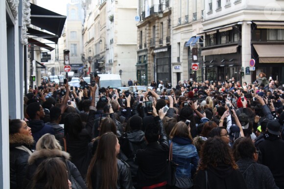 Une foule considérable s'est rassemblée près de la boutique Colette, sur la rue Saint Honoré dans le 1er arrondissement. Drake y a fait une apparition pour un meet & greet.