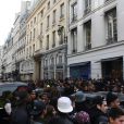 Une foule considérable s'est rassemblée près de la boutique Colette, sur la rue Saint Honoré dans le 1er arrondissement. Drake y a fait une apparition pour un meet &amp; greet.