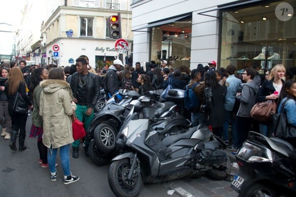 Exclusif - Les rues Saint-Honoré et du 29 juillet, bondées de fans de Drake, venus voir le rappeur dans la boutique Colette. Paris, le 24 février 2014.