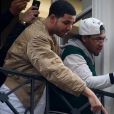 Exclusif - Drake salue ses fans de la fenêtre du premier étage de la boutique Colette, à Paris. Le 24 février 2014.