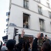 Exclusif - Drake salue ses fans de la fenêtre du premier étage de la boutique Colette, à Paris. Le 24 février 2014.