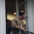 Exclusif - Drake salue ses fans de la fenêtre du premier étage de la boutique Colette, à Paris. Le 24 février 2014.
