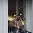 Exclusif - Drake salue ses fans de la fenêtre du premier étage de la boutique Colette, à Paris. Le 24 février 2014.
