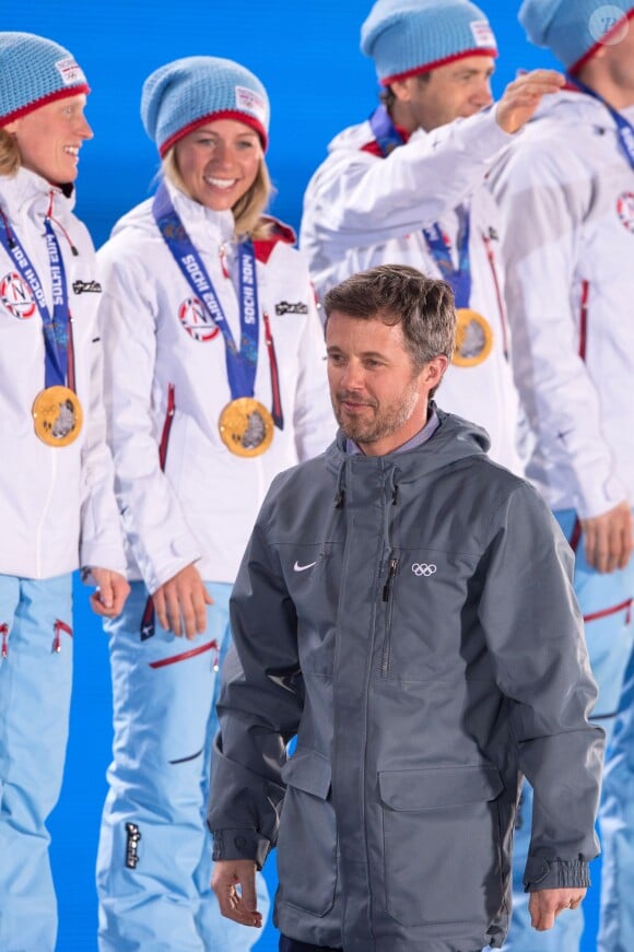 Le prince Frederik de Danemark aux JO de Sotchi le 20 février 2014, lors de la remise de médailles du relais mixte en biathlon