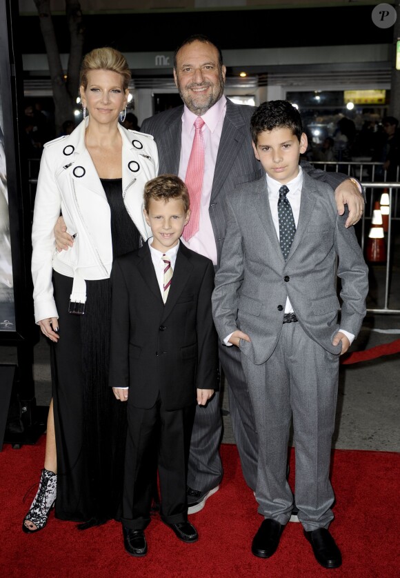 Joel Silver, sa femme Karyn Fields et leurs enfants lors de l'avant-première du film Non-Stop à Los Angeles le 24 février 2014