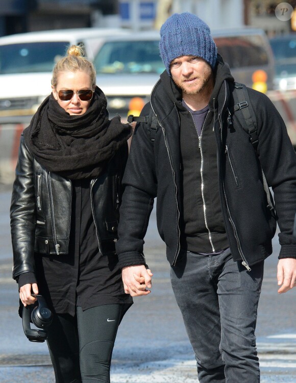 Exclusif - Sam Worthington et sa petite-amie Lara Bingle lors d'une balade romantique à New York, le 20 février 2014.