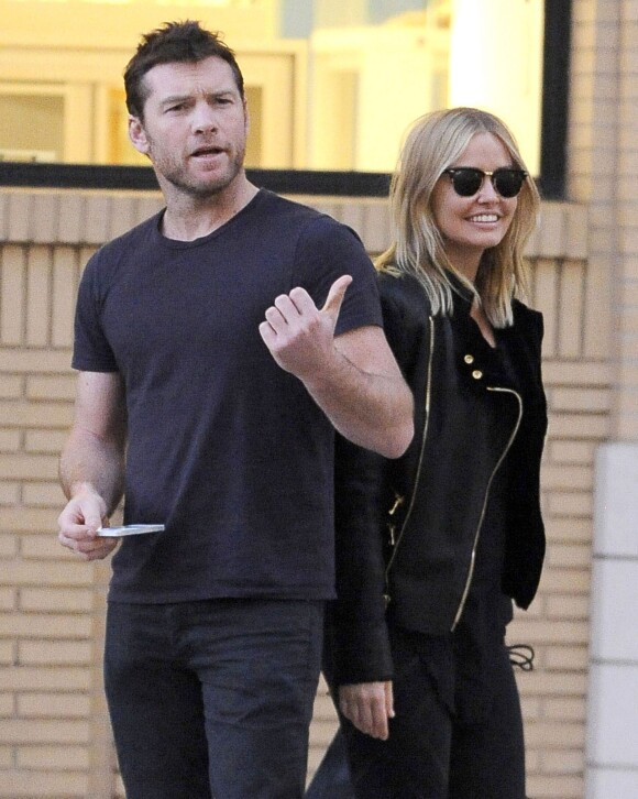 L'acteur Sam Worthington et sa petite-amie Lara Bingle font du shopping à Beverly Hills, le 1er décembre 2013