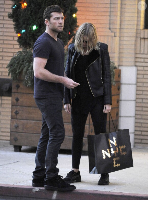 Sam Worthington et sa petite-amie Lara Bingle font du shopping à Beverly Hills, le 1er décembre 2013