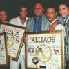 Alliage reçoit un disque d'or, au Colonial, avec leur producteur Gérard Louvin, le 6 juin 1997.
